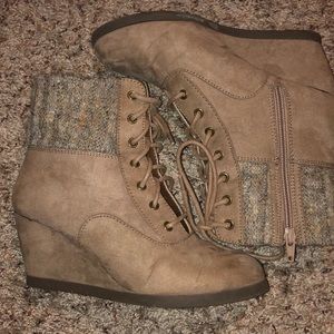 Laced bootie-wedge